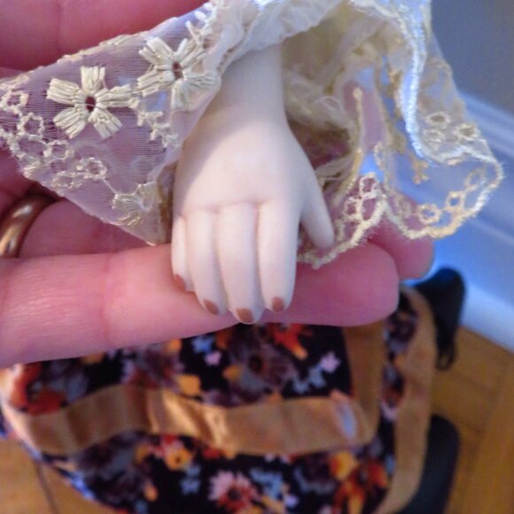 Vintage porcelain doll 1975 ,music box 20" tall - Picture 5 of 9